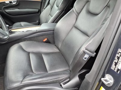2022 Volvo XC90 Momentum